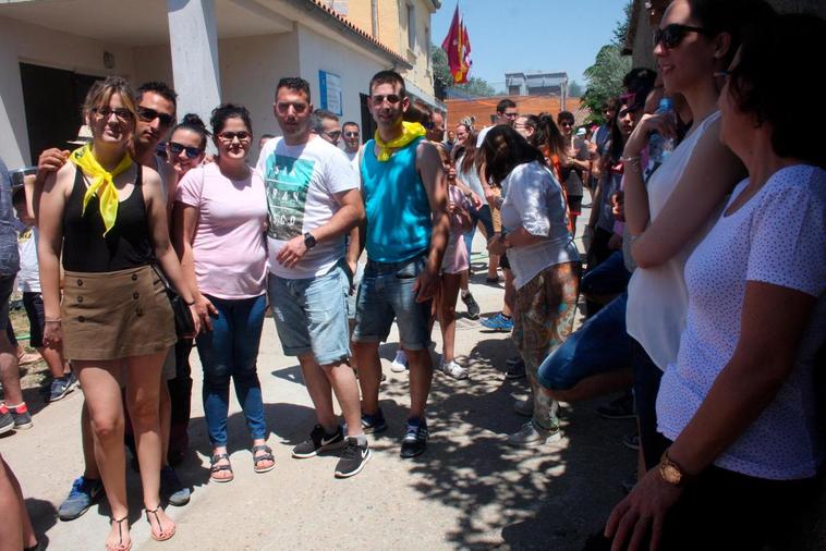 Un grupo de jóvenes de la localidad disfrutando de las actividades.