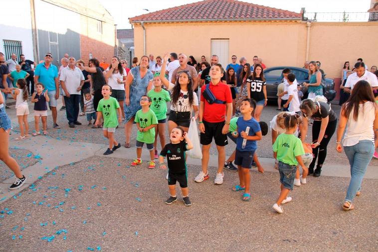 Los vecinos se reunieron en la plaza para iniciar las fiestas.