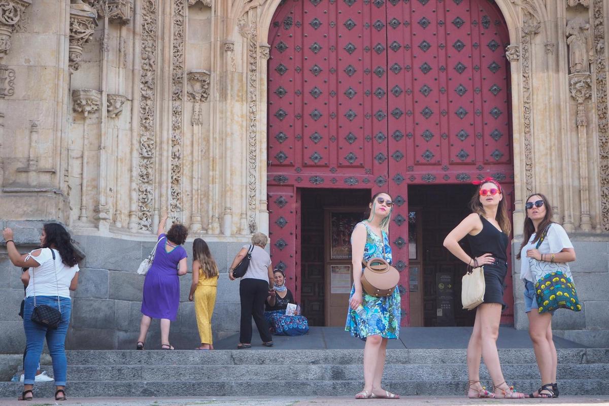 Un grupo de turistas visita la Catedral de Salamanca.