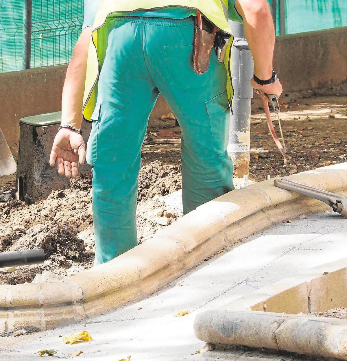 Un trabajador en una obra en la ciudad.