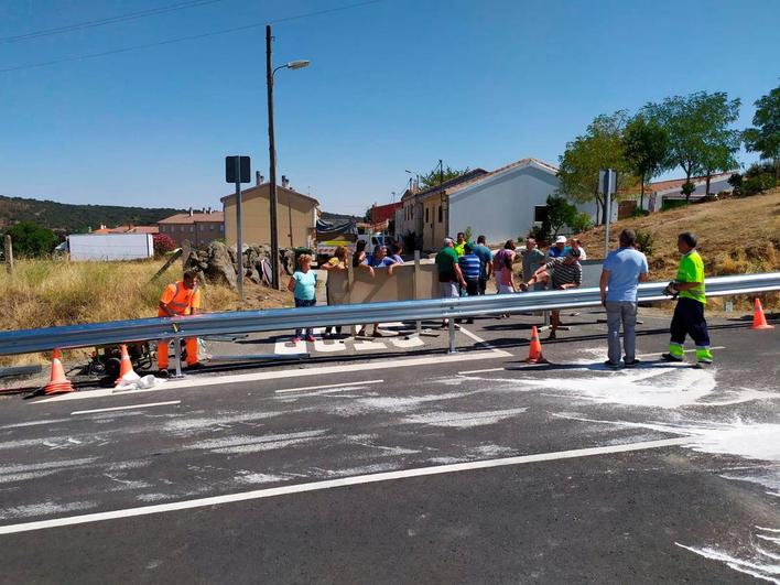 Trabajos para cortar el acceso a Fuentes de Béjar.