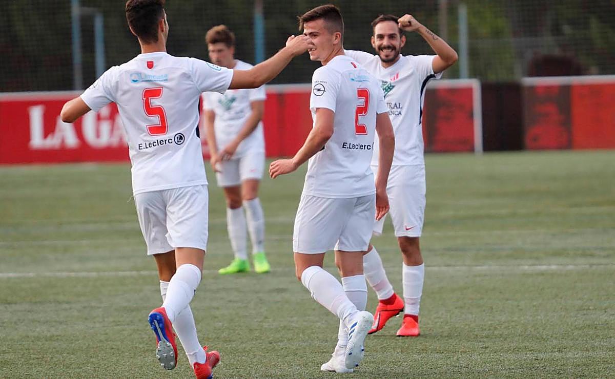 Los jugadores del Santa Marta celebran el tanto de Montes.