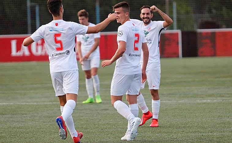 Los jugadores del Santa Marta celebran el tanto de Montes.