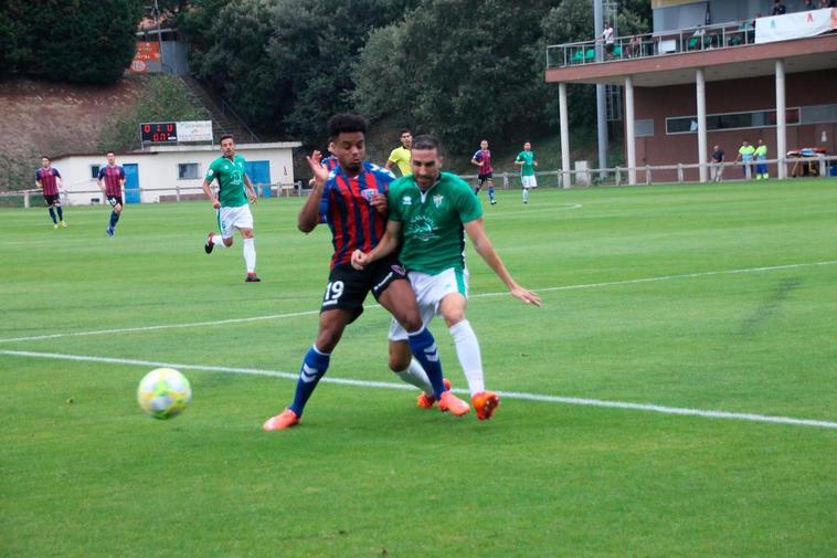 Iván Pérez en un lance con un jugador del Leioa.