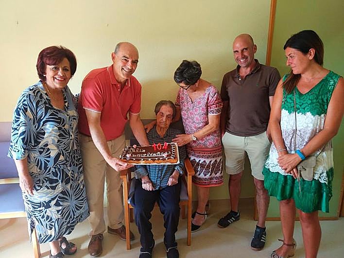 Doña Sofía Sánchez García acompañada del equipo de gobierno del Ayuntamiento de La Fuente de San Esteban.