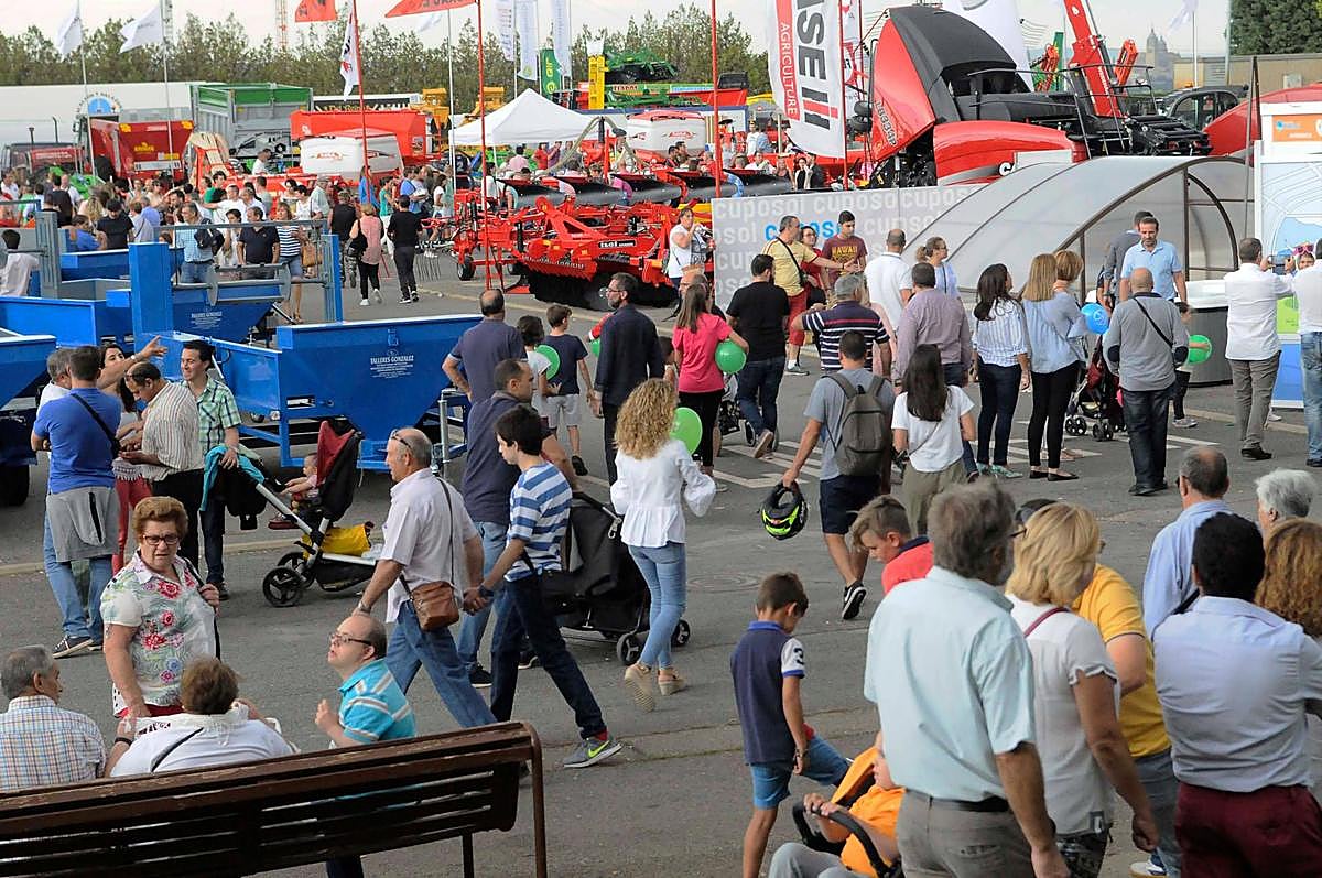Público paseando por el recinto en la pasada edición de Salamaq. | Archivo
