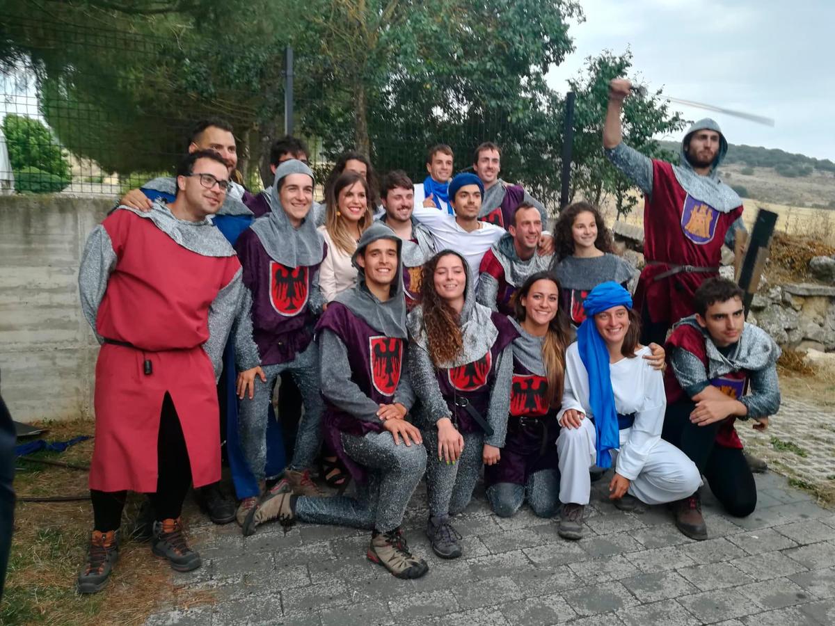 Marta Barahona, segunda en la segunda fila por la derecha, tras la representación de la batalla de Atapuerca.