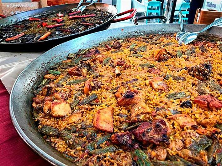 Una paella con los ingredientes tradicionales.