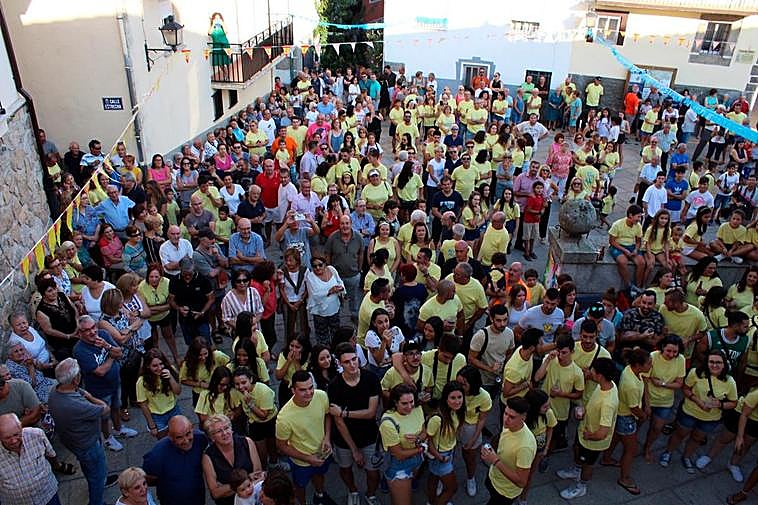 La plaza del Hospital se llenó ayer de público para asistir al pregón inaugural.