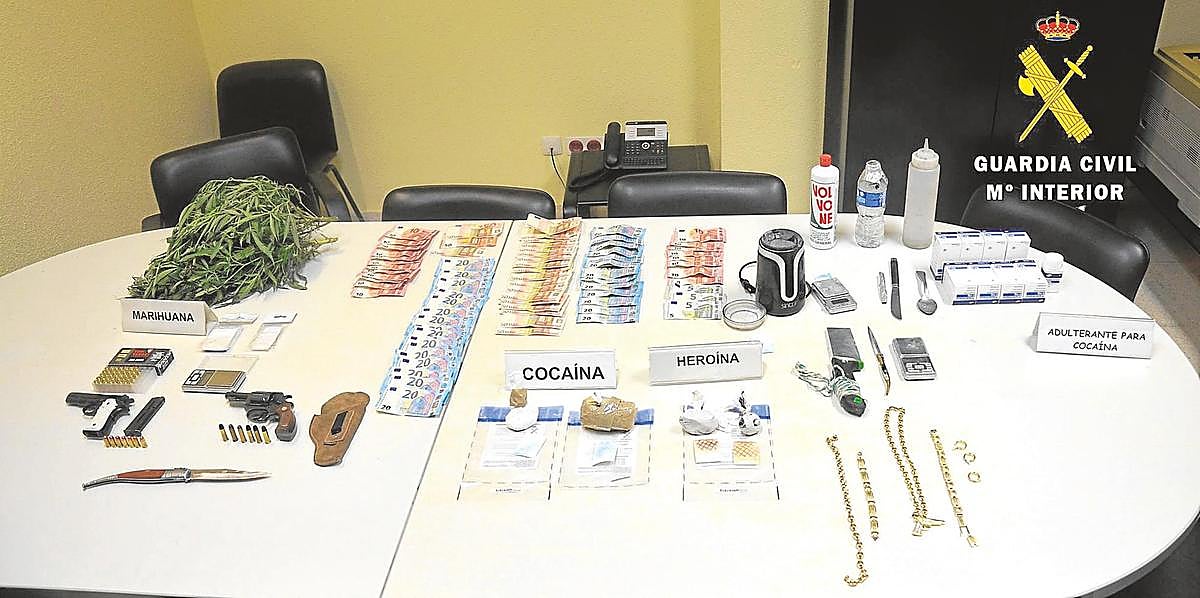 Efectos decomisados en los domicilios y ocultos en el techo de los trasteros, así como el ‘fumadero’