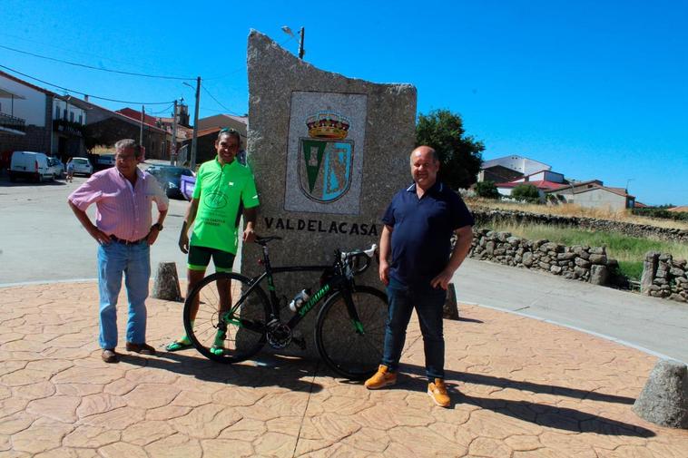 Eusebio Rodríguez, Antonio Estévez y Juan Ramos en el acceso a Valdelacasa.