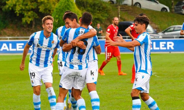 Los jugadores de la Real B celebran uno de los goles.