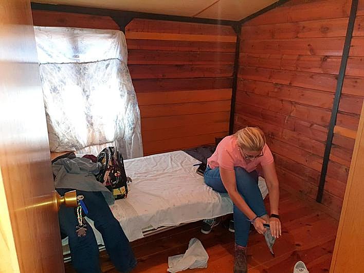 Virginia Martín muestra la habitación que comparte junto a su marido.