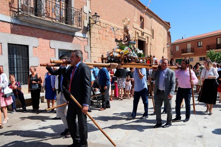 Solemnidad en el desfile de la patrona en Villoria