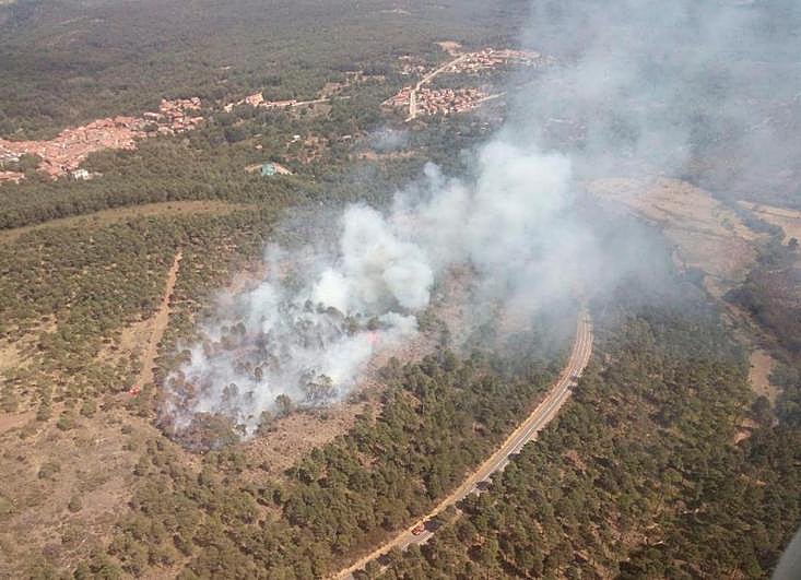 Vista del incendio forestal desde el aire.