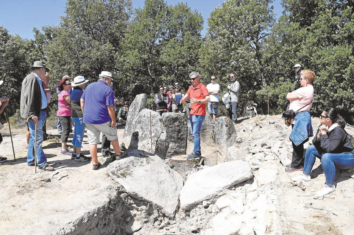 El arqueólogo Ángel Palomino, en el centro, explicando las características principales y la importancia del Dolmen “Casa del Moro” de Casillas.