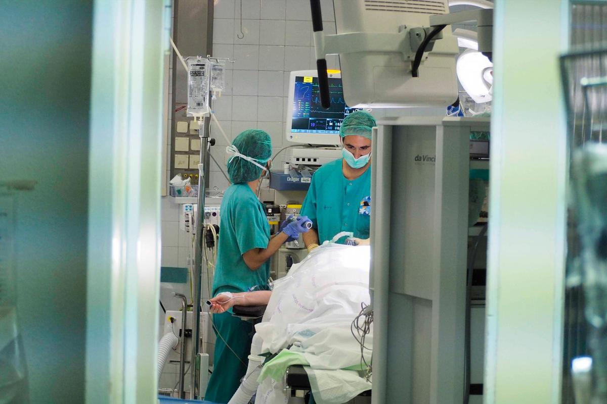Anestesista del Hospital de Salamanca, sedando a un paciente antes de la cirugía.