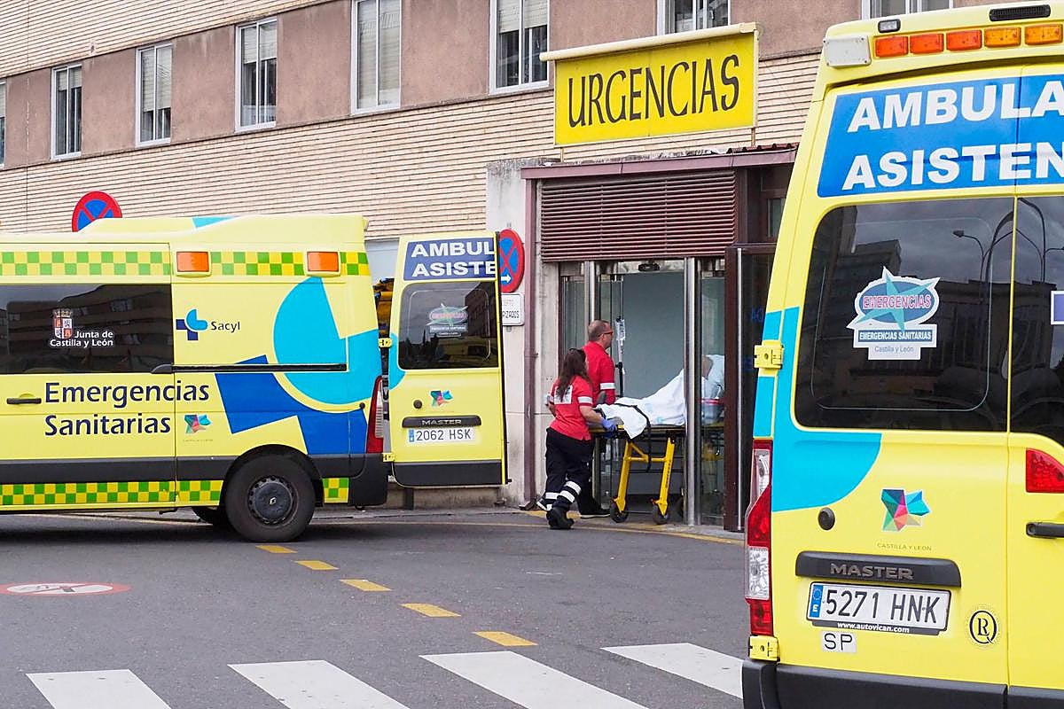 Profesionales del transporte sanitario introducen a un paciente por Urgencias.