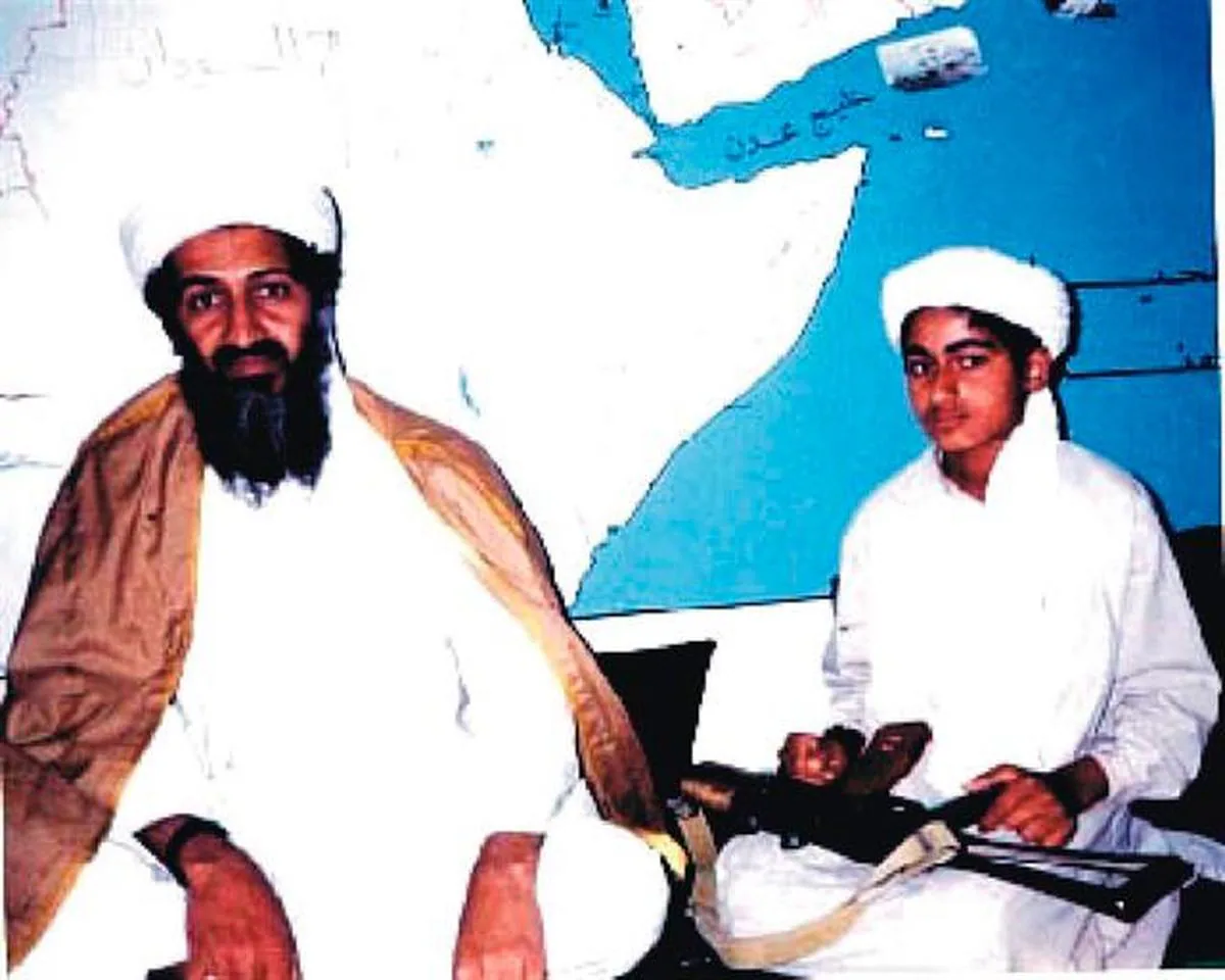 Usama bin Laden junto a su hijo Hamza.