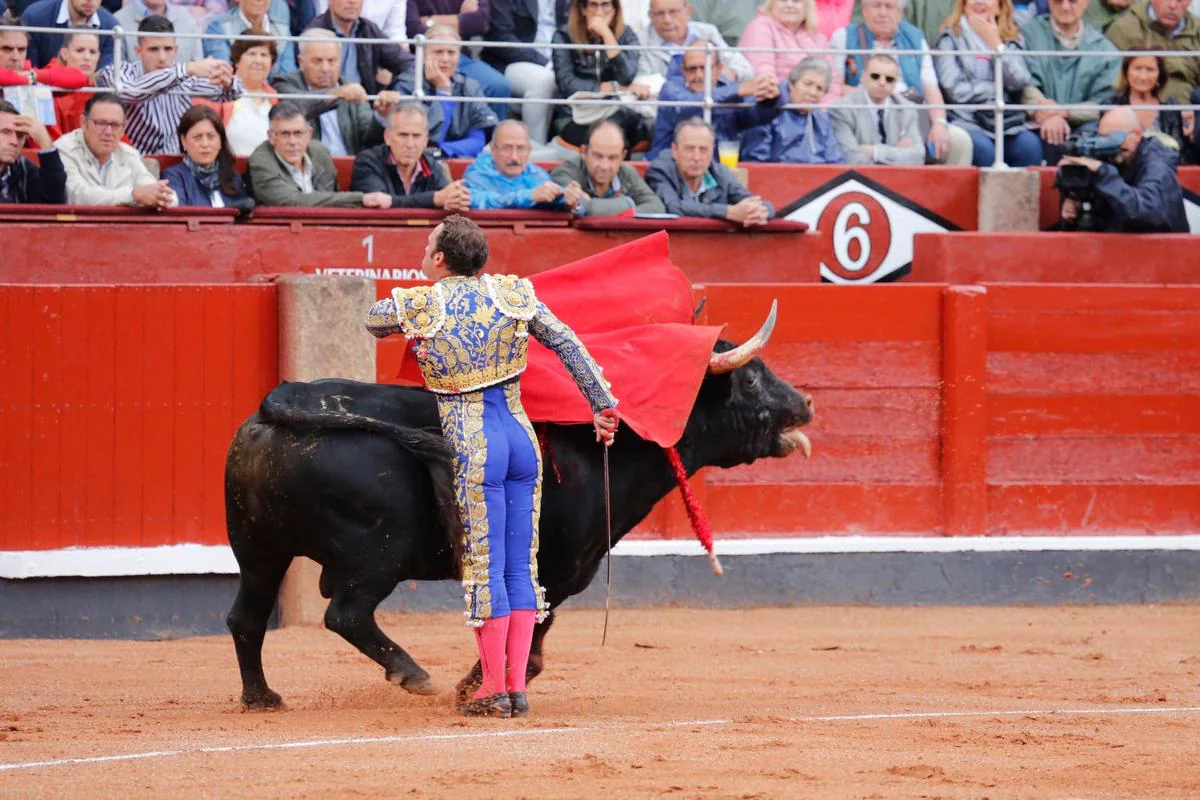 Pase de pecho de Antonio Ferrera a Rescoldito, su primer toro de la tarde
