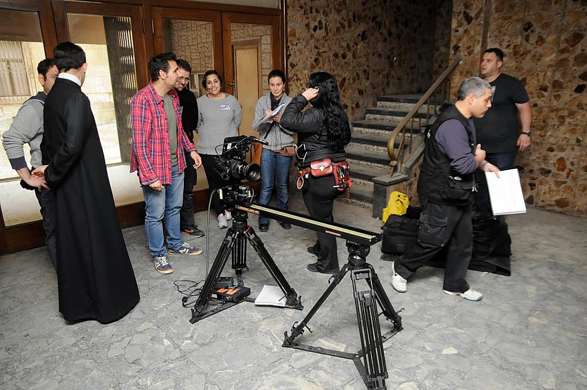 Pablo Moreno (con camisa de cuadros) en el rodaje de la película “Poveda”.