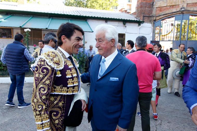 Domingo López Chaves saluda a El Viti en el patio de cuadrillas de La Glorieta