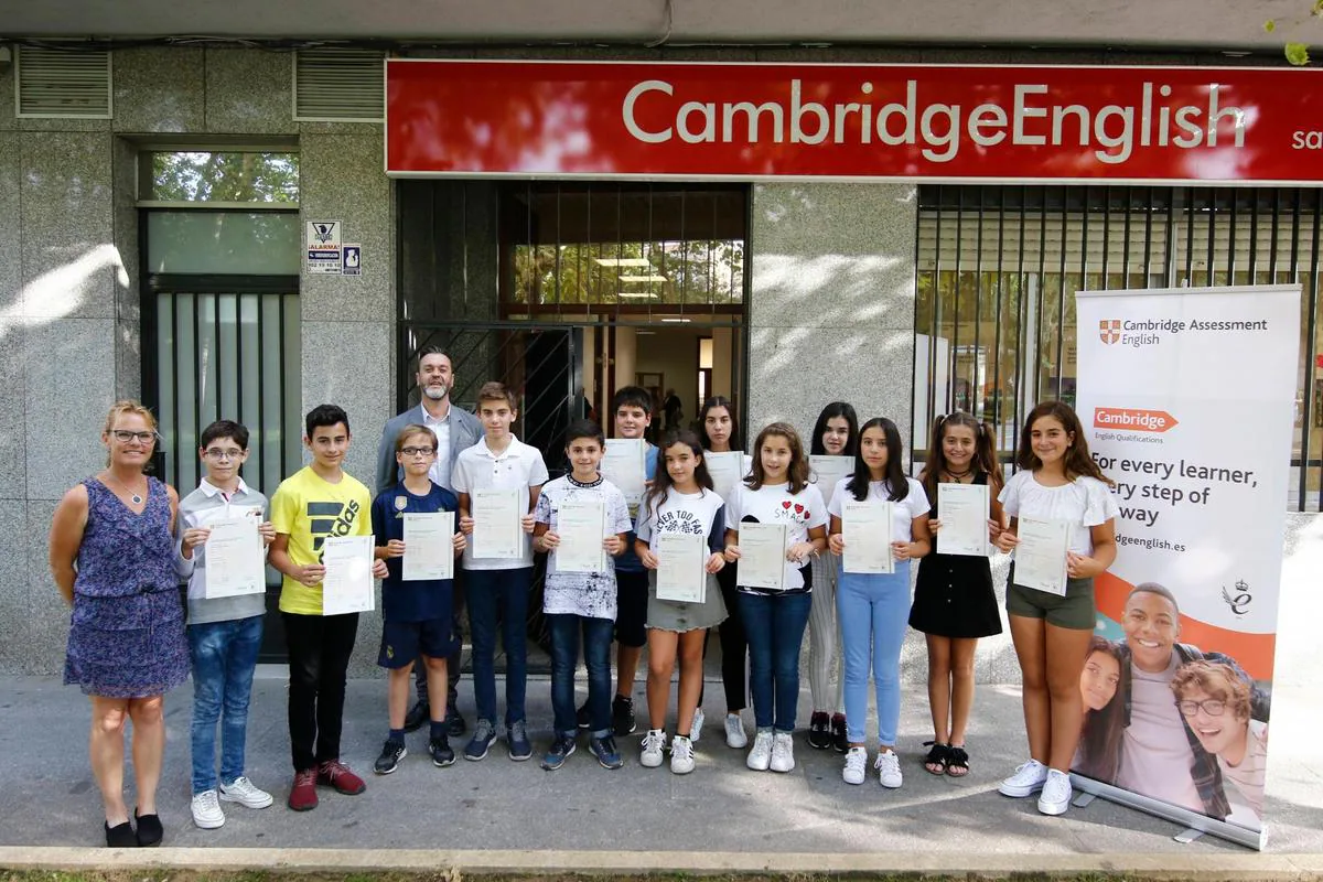 Un grupo de alumnos posa con los diplomas acreditativos de Cambridge English