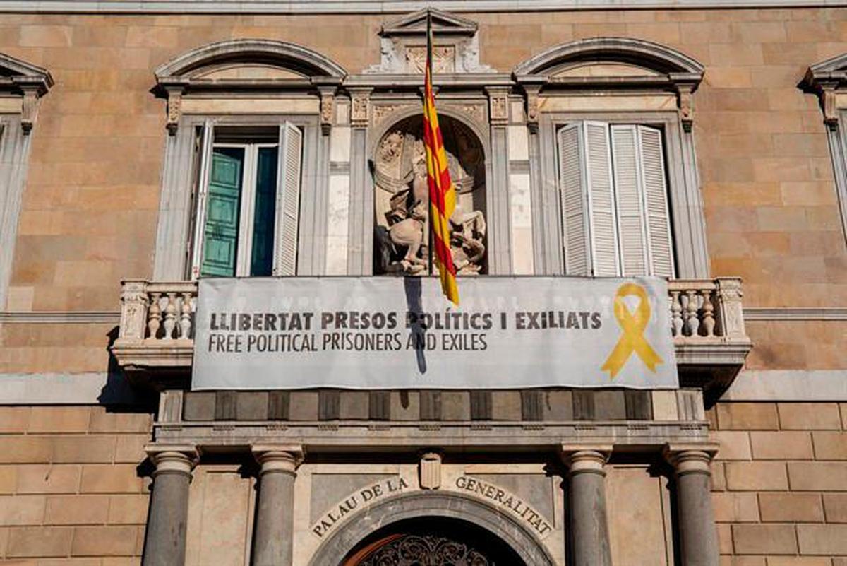 El jefe del Ejecutivo catalán dejará la pancarta donde está.