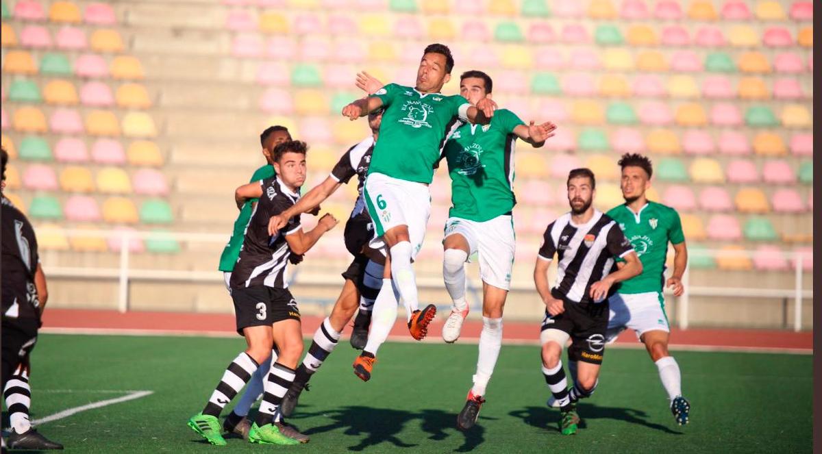 Los del Guijuelo buscan un remate de cabeza en el partido de este domingo en Haro.