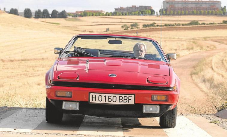 José Barrueco disfrutando de su Triumph TR7