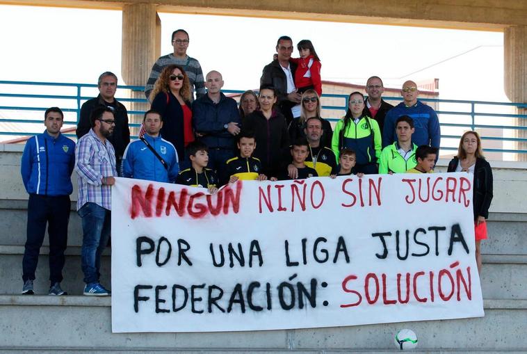 Entrenadores de los cinco equipos que componen la Tercera alevín ‘grupo 4’ con padres y jugadores reclamando una “liga justa”