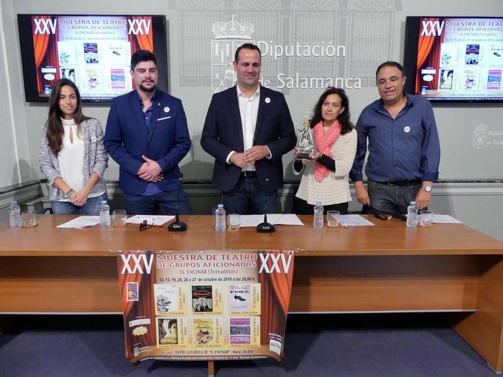 El diputado David Mingo y el alcalde de Terradillos, Alejandro Álvarez, (en el centro) junto a representantes de HEPA y “Aquí se hace teatro”.