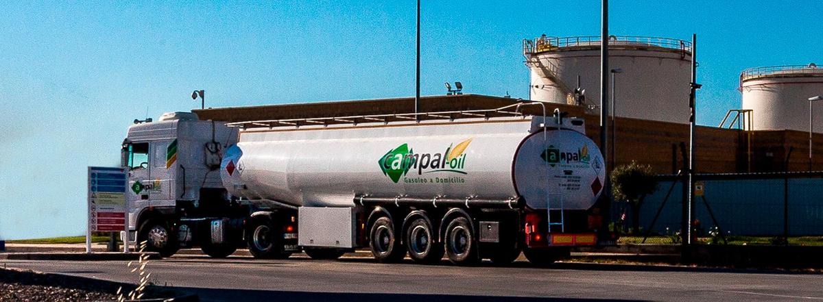 Uno de los vehículos de la firma Campal Oil para el transporte de combustible.