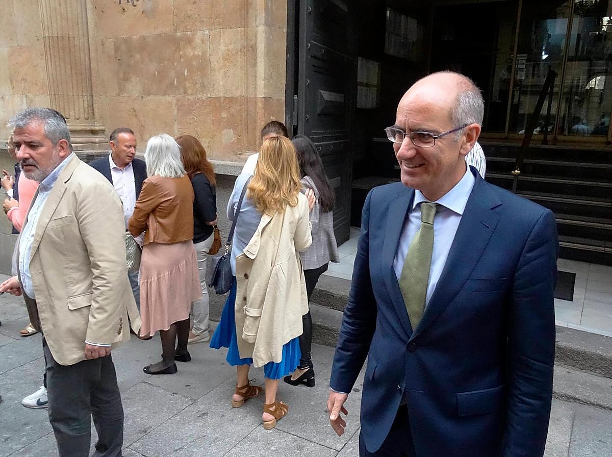 El presidente de la Diputación, Javier Iglesias, tras la concentración