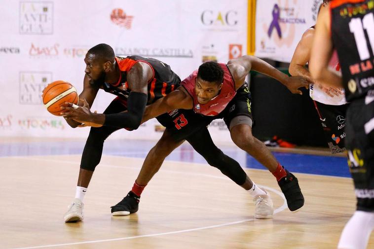 Olaniyan, del Aquimisa Carbajosa, intenta arrebatar el balón a Okafor, del CB Tormes.