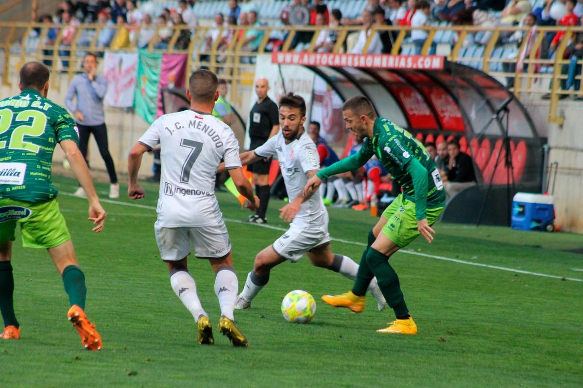 Jugada durante el partido en el Reino de León.