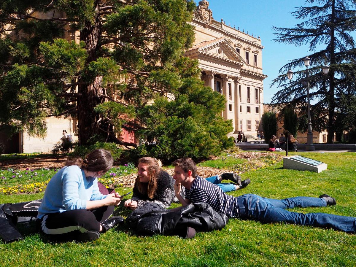 Jóvenes en los jardines de la plaza de Anaya.