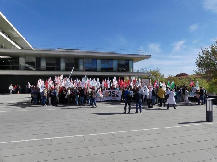 Trabajadores concentrados el pasado jueves en las puertas de la delegación territorial de la Junta para exigir las 35 horas pactadas.