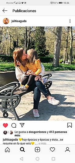 Rebeca Bautista, con su hija.