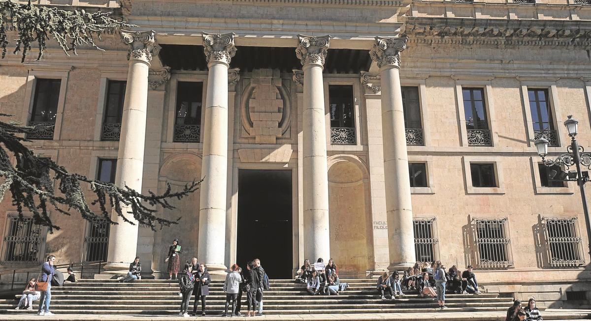 Estudiantes en las escaleras del Palacio de Anaya, sede de la Facultad de Filología de la Universidad de Salamanca.