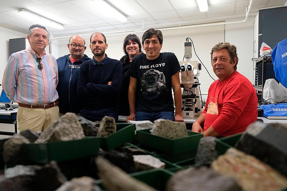 De izquierda a derecha: Juan Carlos Gonzalo Corral, Pedro Barba Regidor, Antonio Álvarez Valero, Alicia López Carmona, Pedro Huerta y Gabriel Gutiérrez Alonso (director del equipo), integrantes del grupo de investigación De la litosfera a la astenosfera: geoquímica y dinámica global de la Facultad de Ciencias de la Universidad de Salamanca.