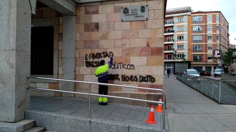 Pintadas en la Subdelegación del Gobierno en Zamora.