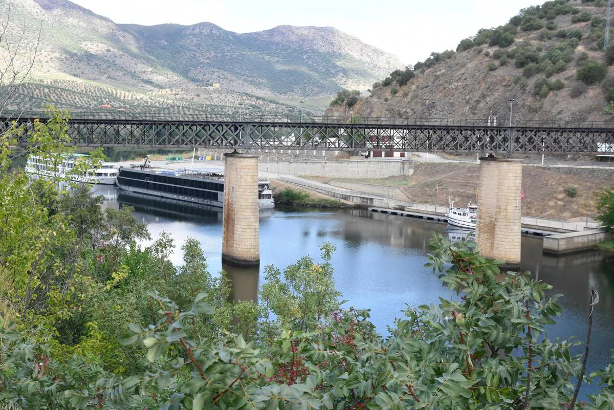 Puente internacional junto al muelle de Vega Terrón.