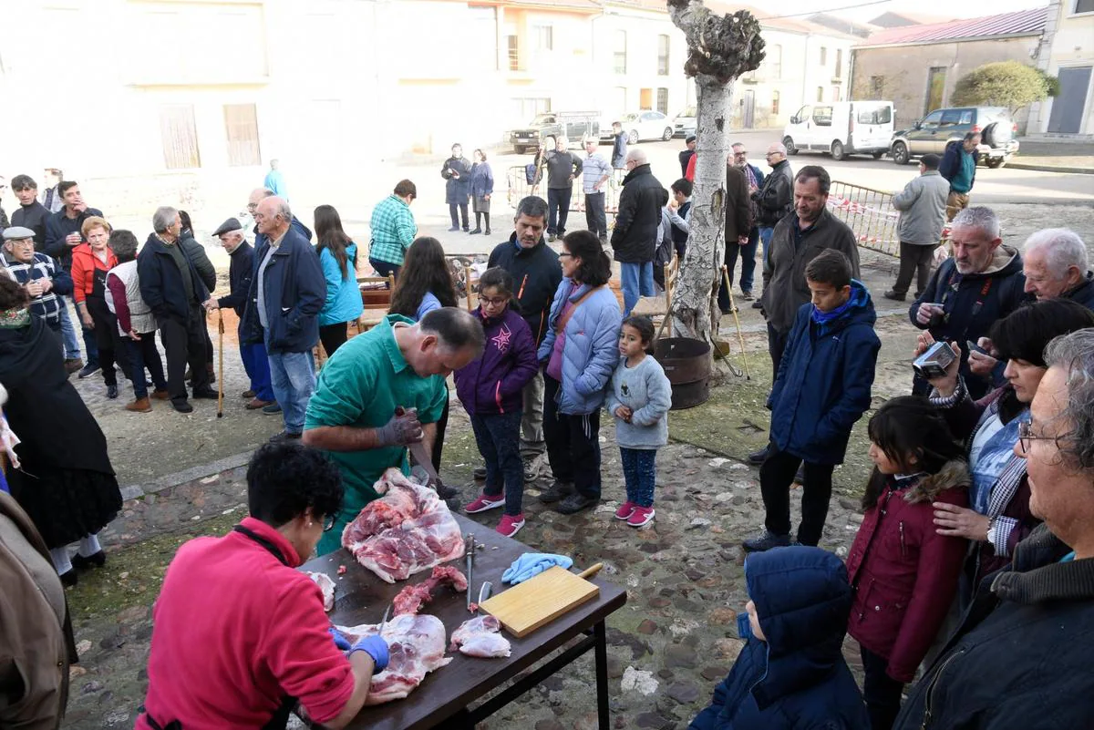 Vecinos y visitantes siguen con atención el despiece del marrano en la Matanza Tradicional celebrada el pasado año en Hinojosa de Duero.