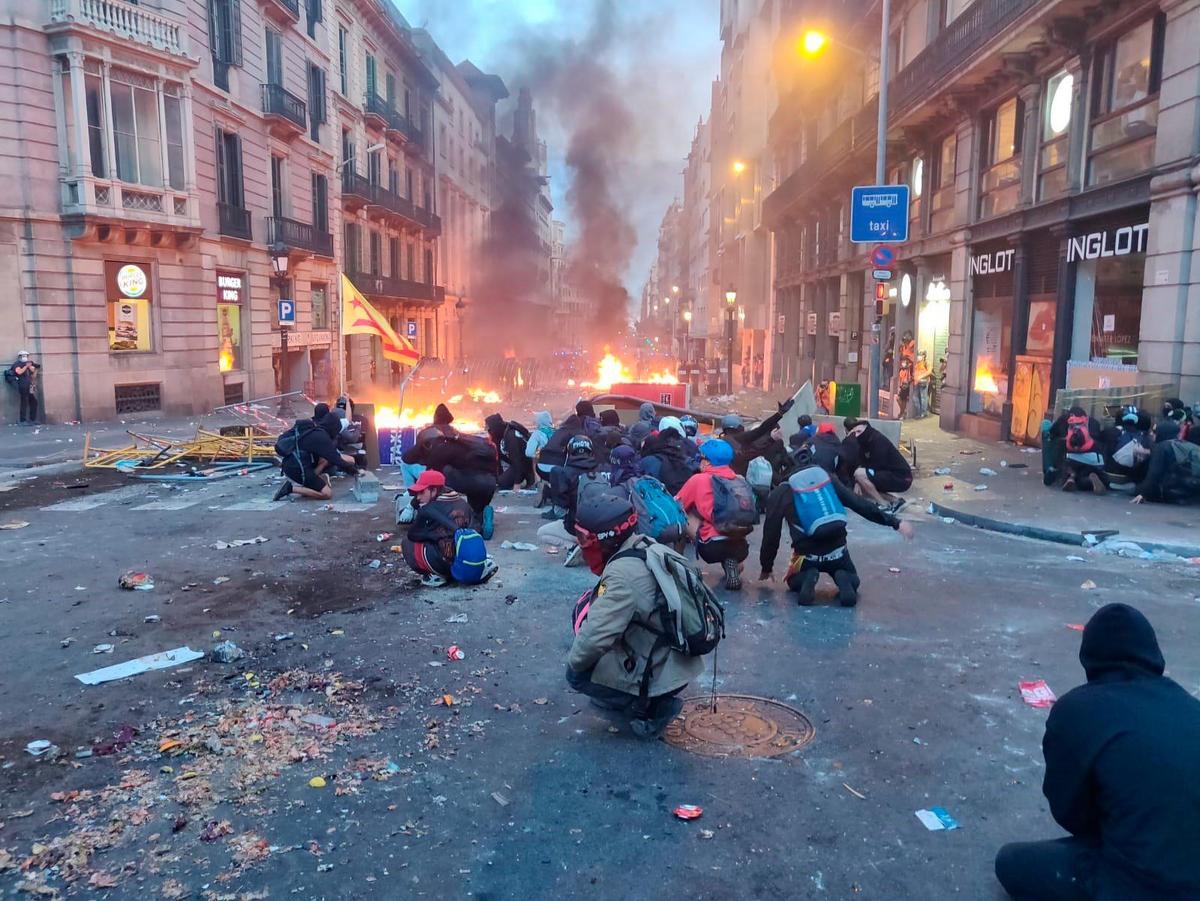 Disturbios en una de las calles de Barcelona.
