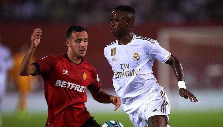 Vinicius conduce el balón.