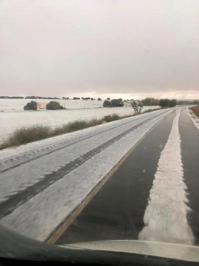 Granizada en la carretera que une Santa Inés con Galinduste.