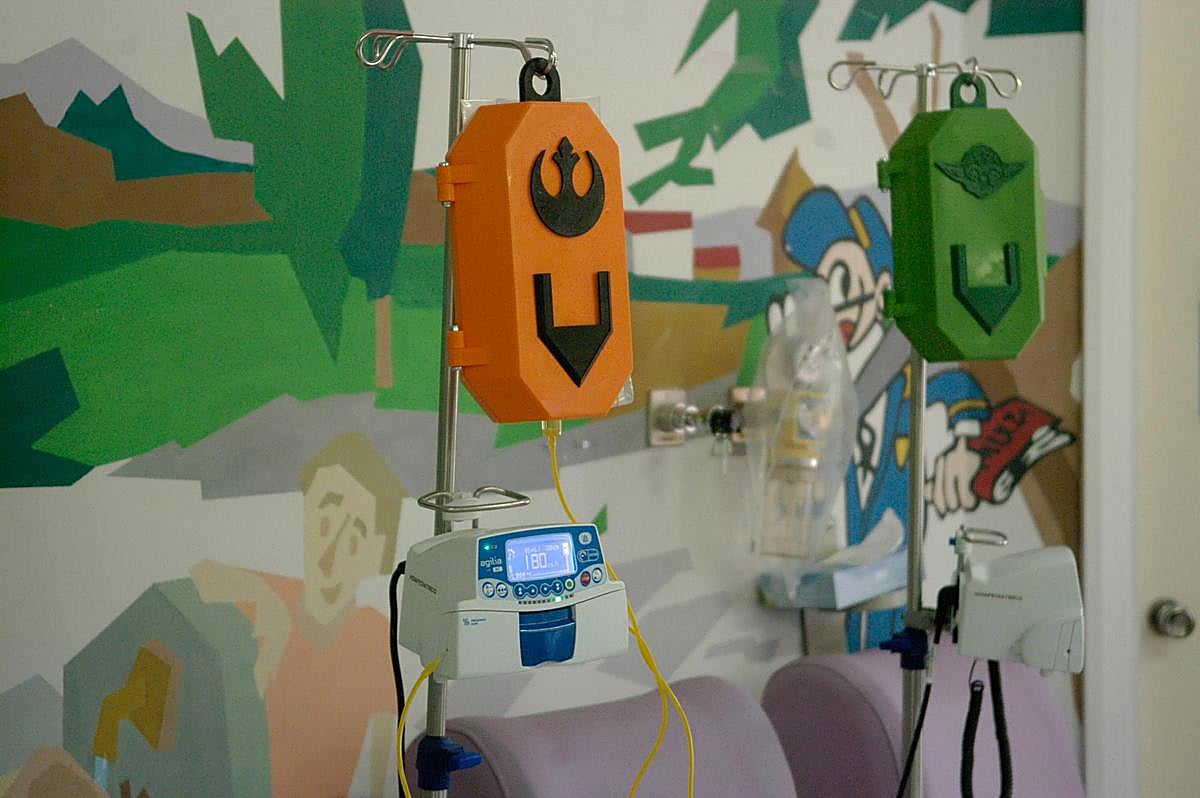 Las cajas de Star Wars cedidas por la Legión 501 que utiliza Pediatría para las bolsas de quimioterapia.