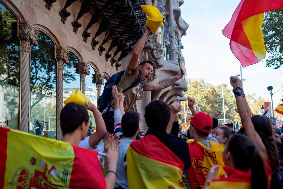 Banderas españolas por el centro de Barcelona