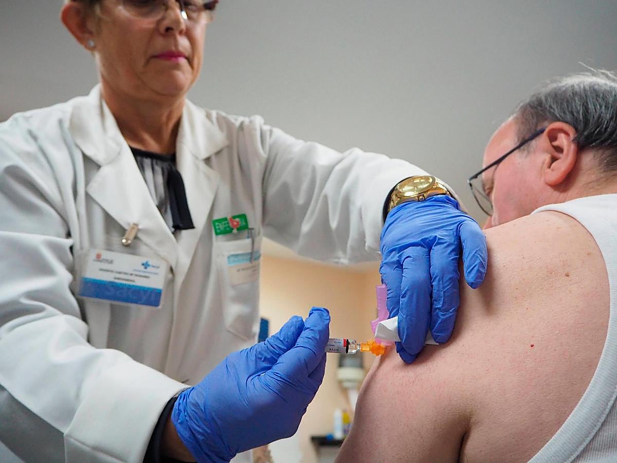 La enfermera Rosario Vicente vacuna a un paciente durante la campaña del pasado año.
